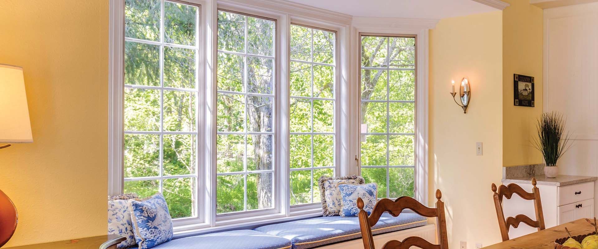Bow windows with lattices with a built-in bench in a kitchen.